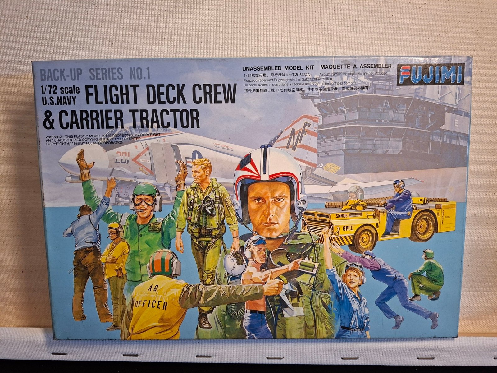 Fujimi 35001 U.S. Navy Flight Deck Crew and Carrier Tractor 1:72 scale model set