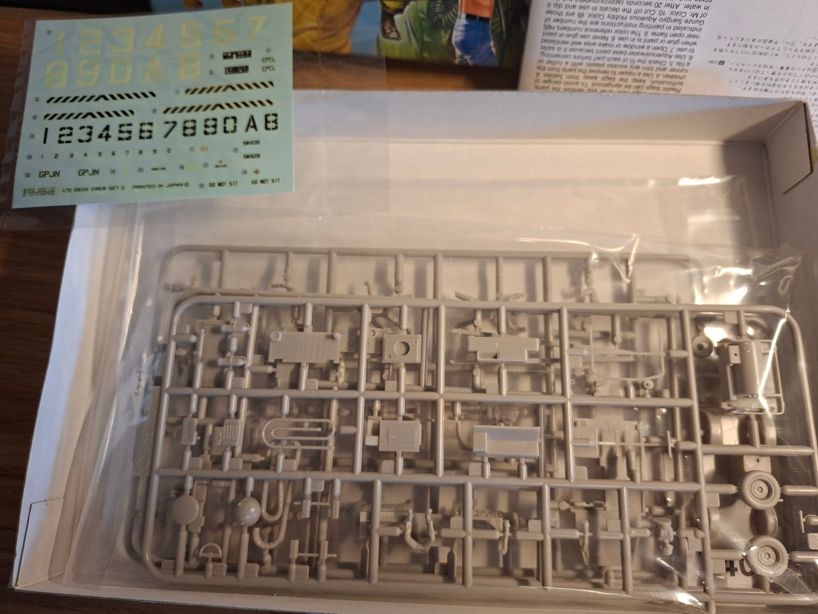 Fujimi 35001 U.S. Navy Flight Deck Crew and Carrier Tractor 1:72 scale model set