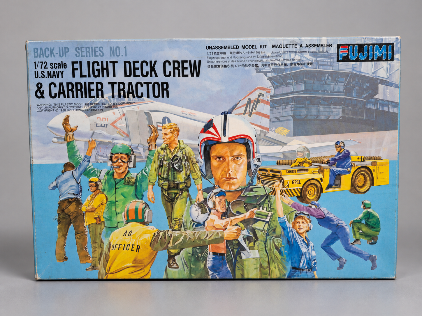 Fujimi 35001 – U.S. Navy Flight Deck Crew & Carrier Tractor 1:72